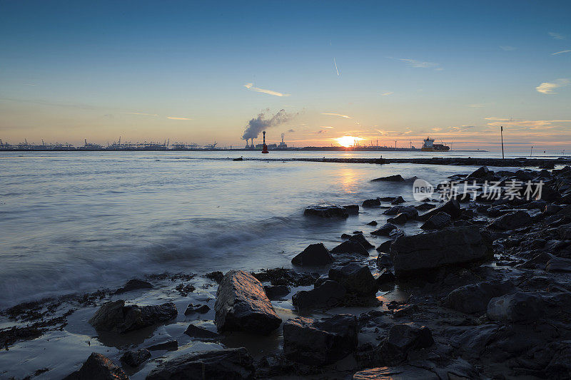 neuwe Waterweg河沿岸多变的海景